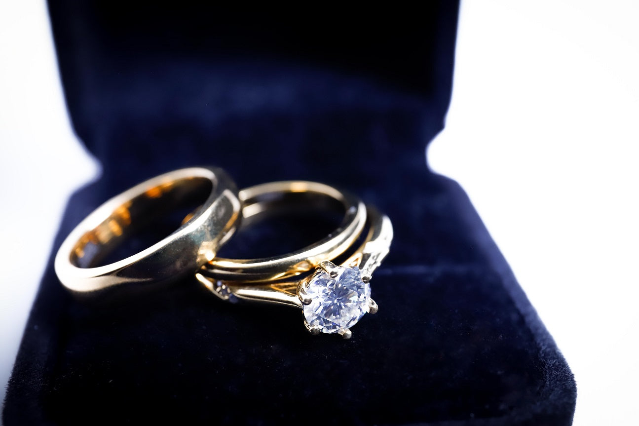 Trio de boda con cristal Mosanita en oro solido