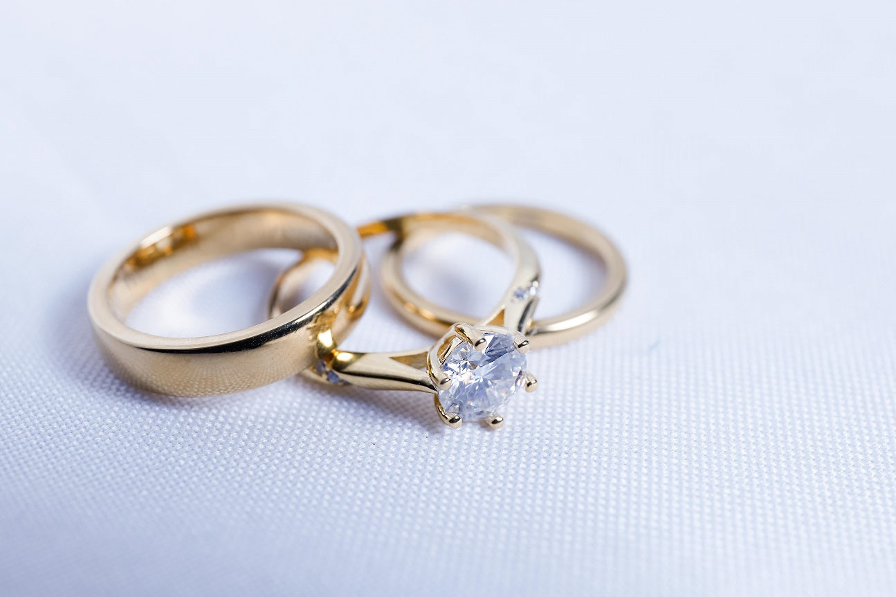Trio de boda con cristal Mosanita en oro solido