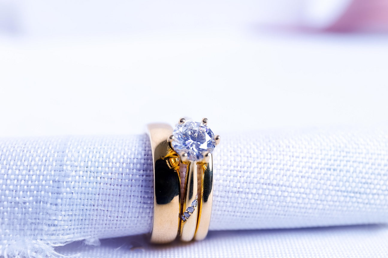 Trio de boda con cristal Mosanita en oro solido